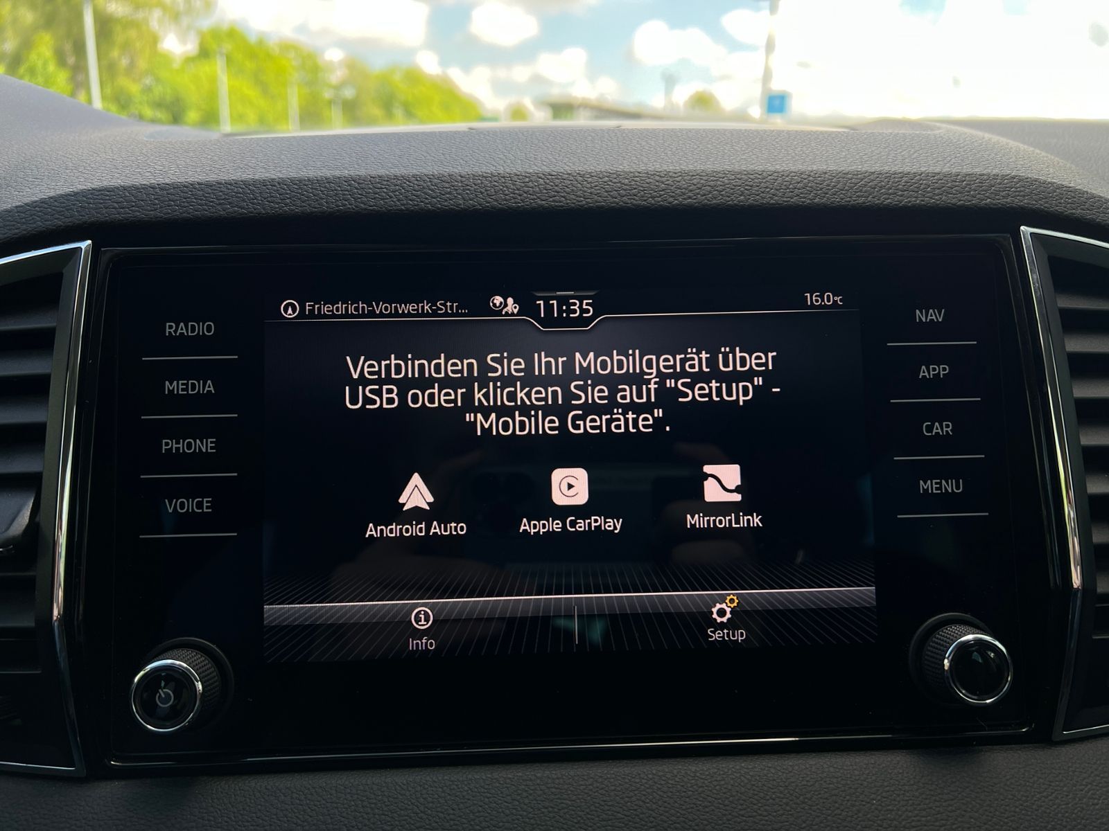 Fahrzeugabbildung SKODA Karoq 1.5 TSI ACT Drive 125 years *AHK, LED, Sta