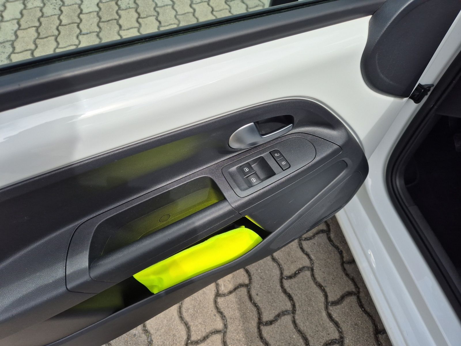 Fahrzeugabbildung Volkswagen up! 1.0 Klima DAB GRA RFK SH LM