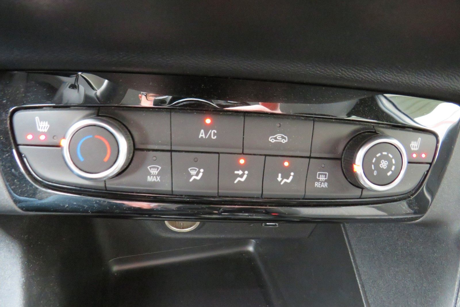 Fahrzeugabbildung Opel Corsa F Edition AUTOMATIK NAVI SITZH. PDC 1.HD