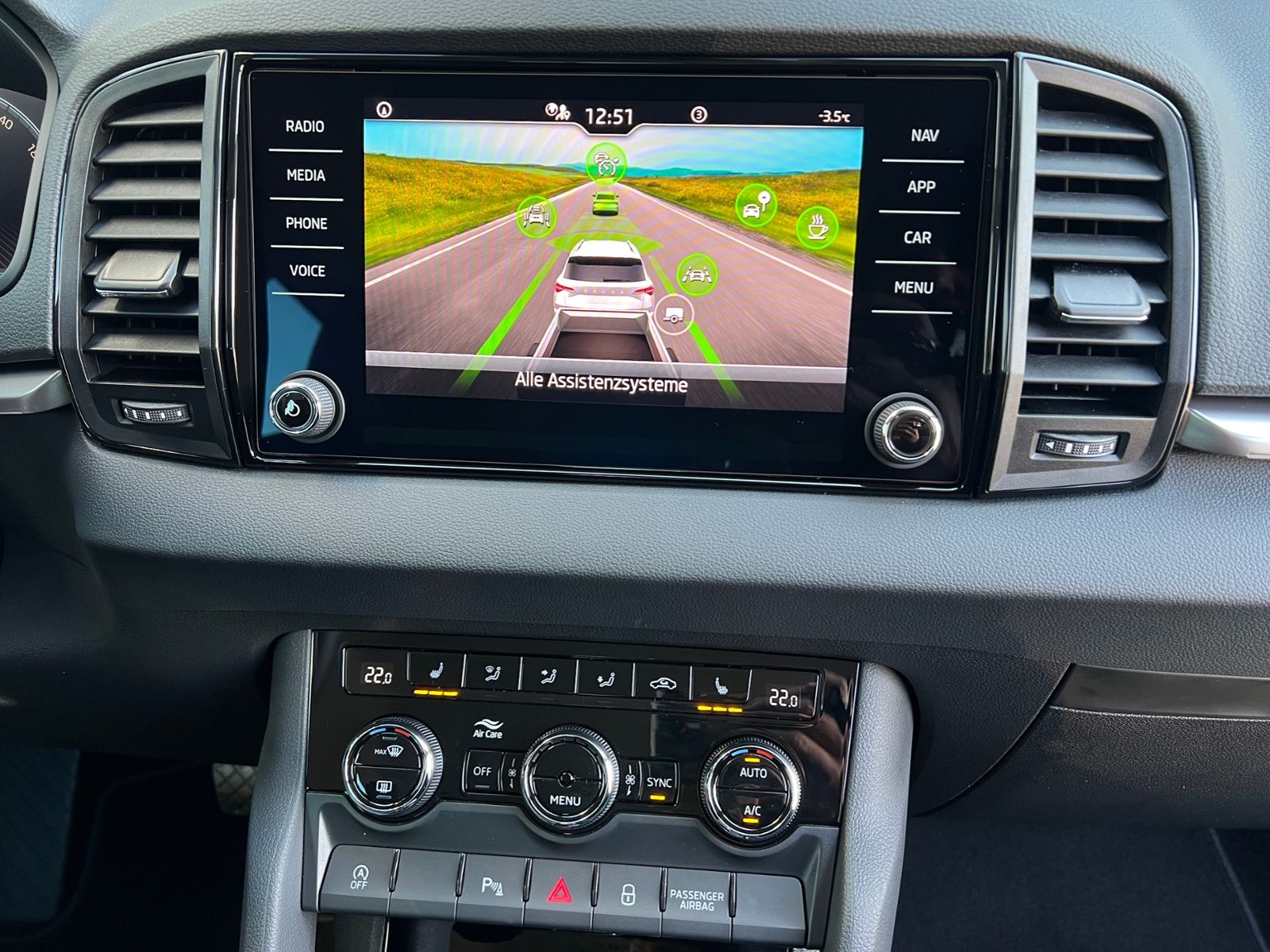 Fahrzeugabbildung SKODA Karoq Tour 1.5 TSI DSG *AHK, 17" LM-Felge, Navi,