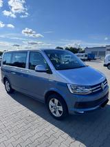 Volkswagen T6 Multivan - blaue Volkswagen T6 Multivan