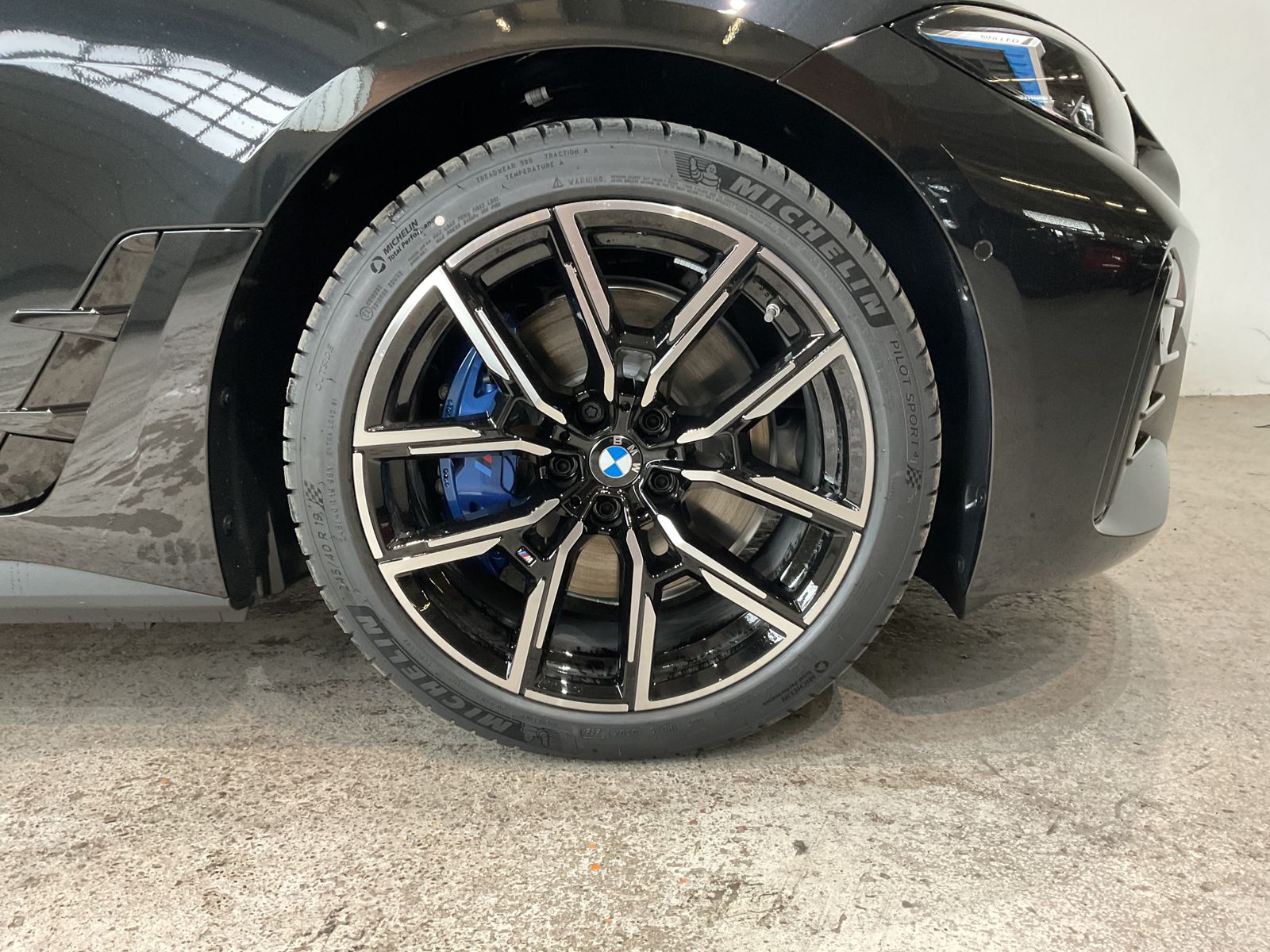 Fahrzeugabbildung BMW i4 xDrive40 Komfortzugang, AHK, Lenkradheizung