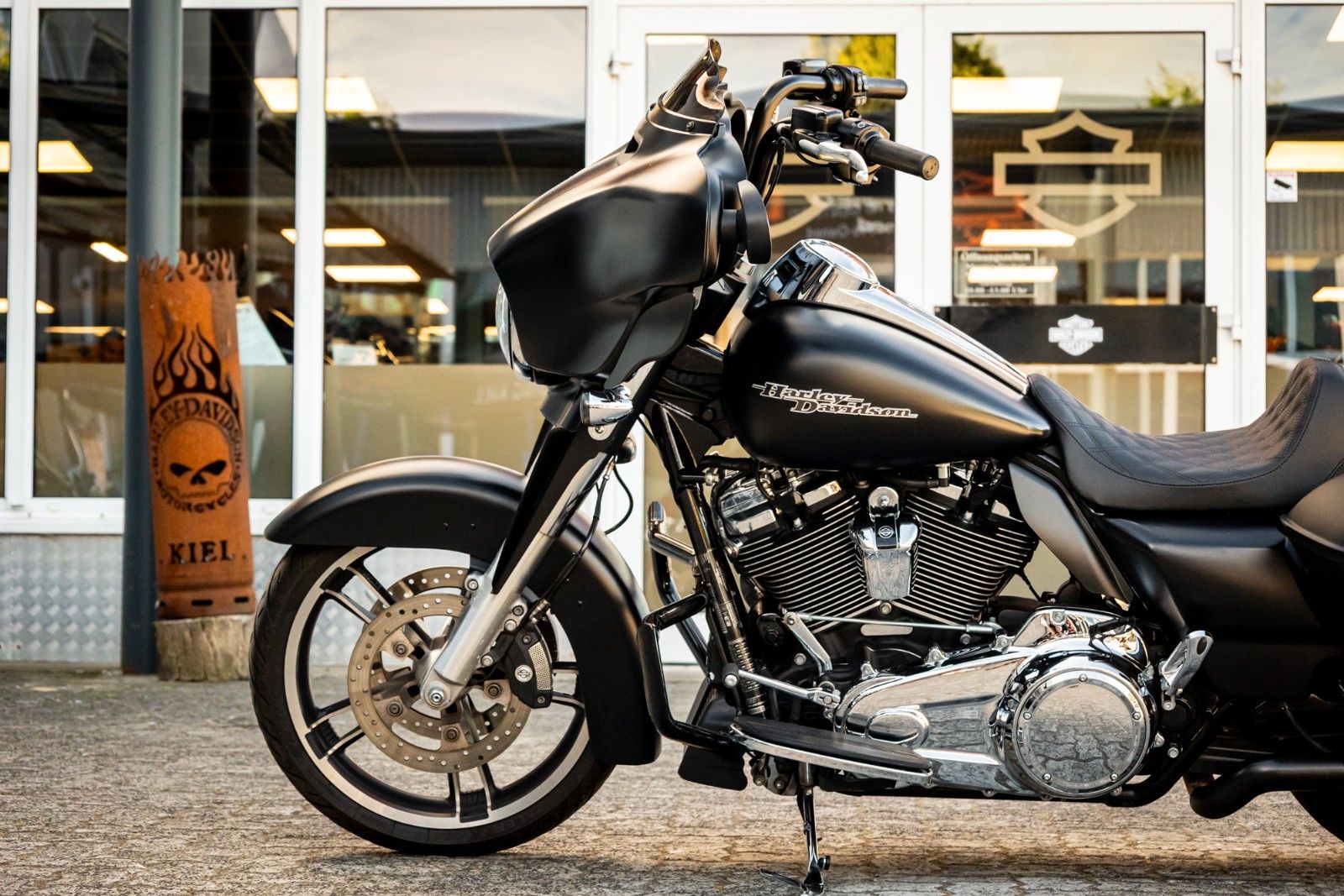 Fahrzeugabbildung Harley-Davidson STREET GLIDE SPECIAL FLHXS -APE - JEKILL&HYDE -