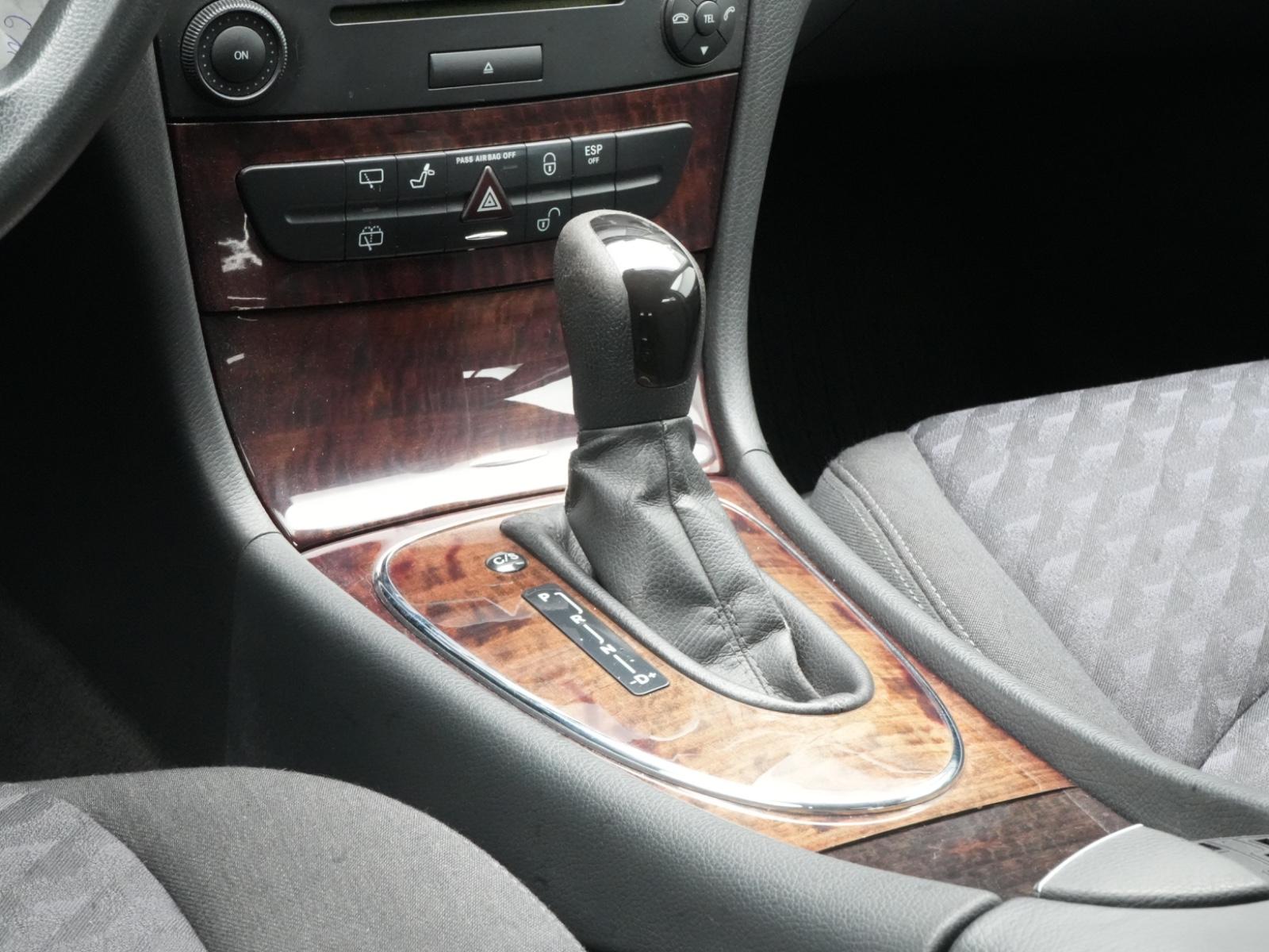 Mercedes-Benz E200 2004 — photo 17