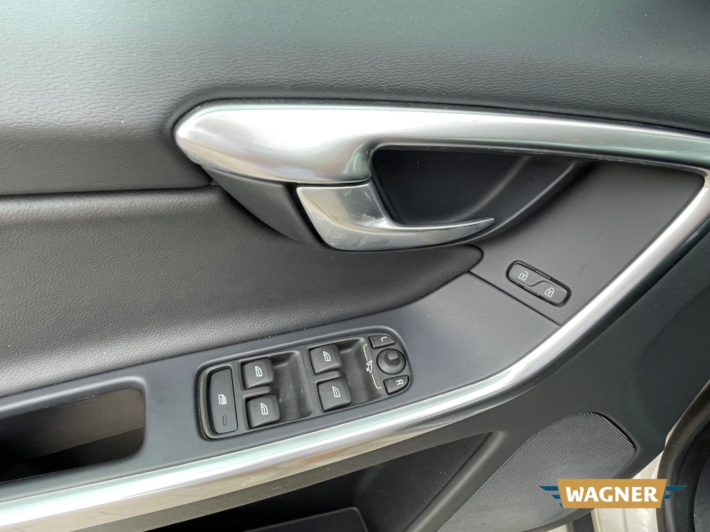 Fahrzeugabbildung Volvo XC60 Momentum 2WD Bi-Xenon SHZ 1-Hand