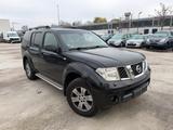 Nissan Pathfinder 2.5 dCi Elegance 7 sitz - schwarze Nissan Pathfinder
