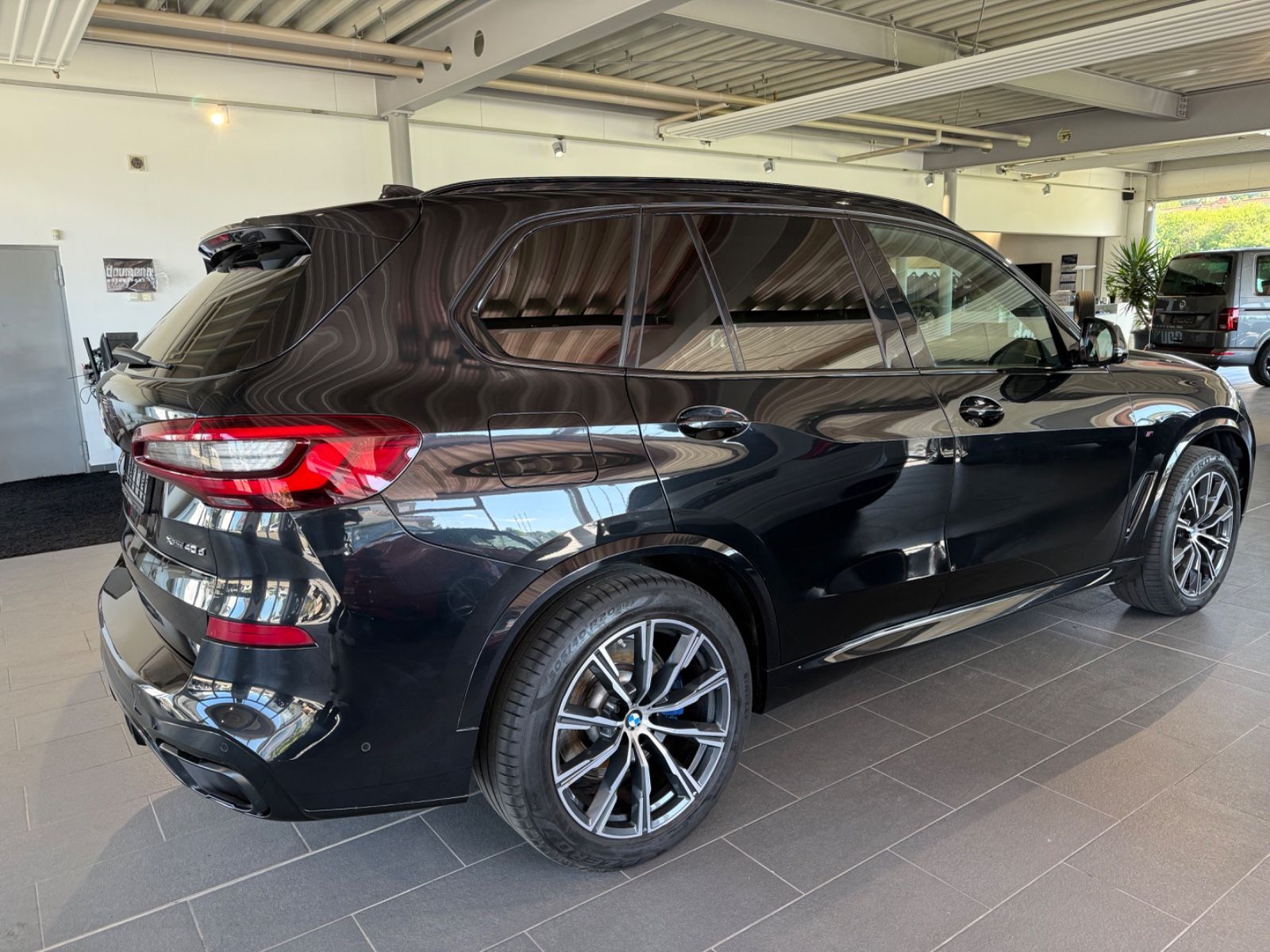 Fahrzeugabbildung BMW X5 xDrive40d M Sport*AHK*StandHz*SkyL*H/K*Laser*