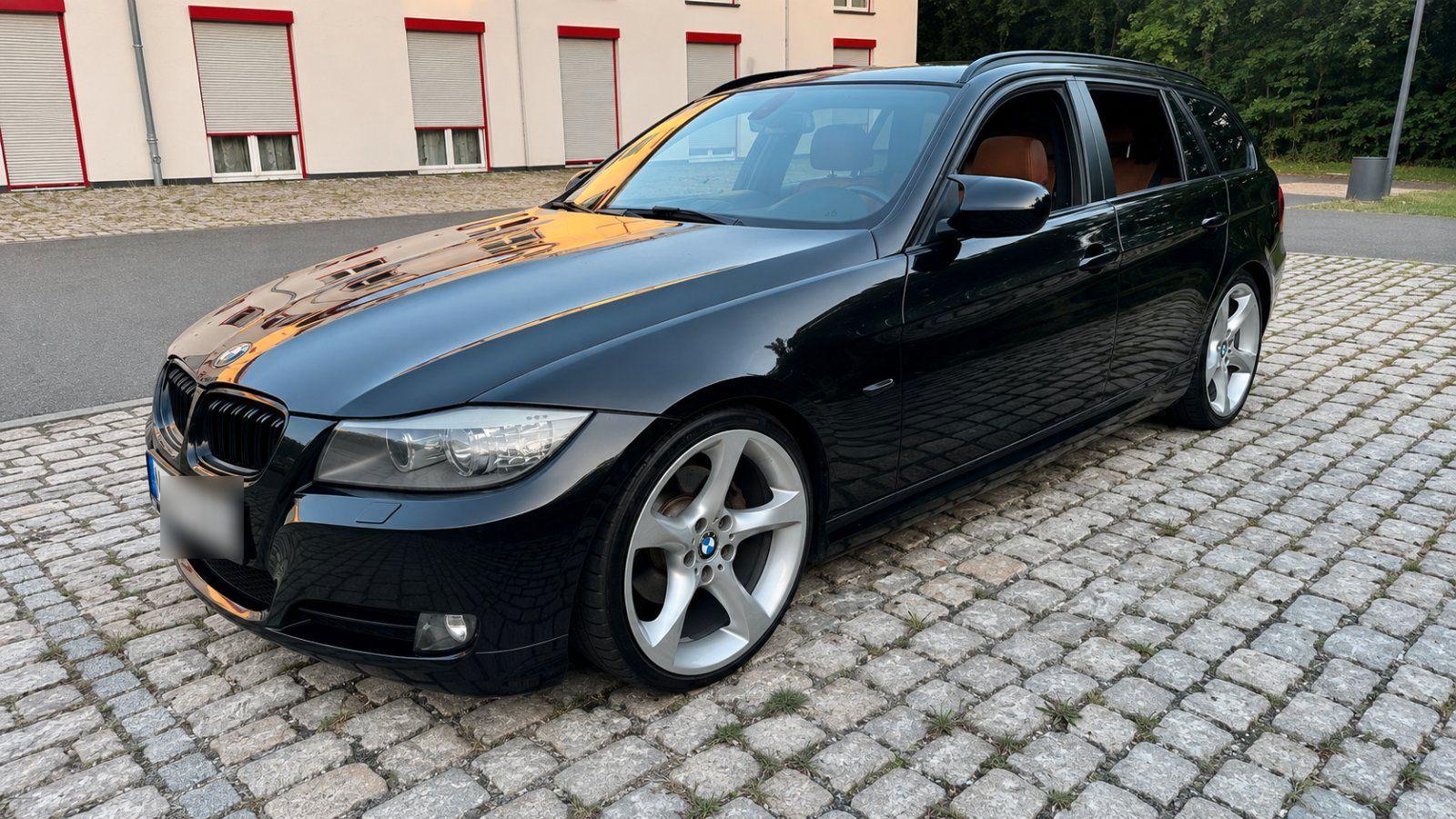 BMW 320 2010 — rear view