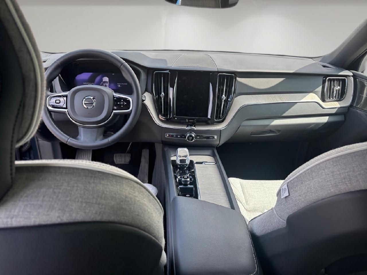 Fahrzeugabbildung Volvo XC60 T6 AWD Plug-In Hybrid Plus Dark