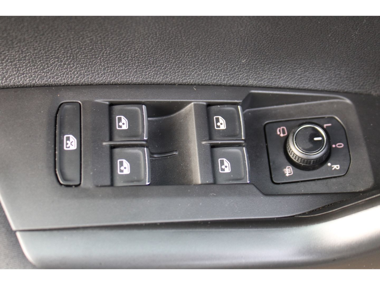 Fahrzeugabbildung Volkswagen Polo VI Comfortline Navi TWA GRA PDC Radio/CD 8