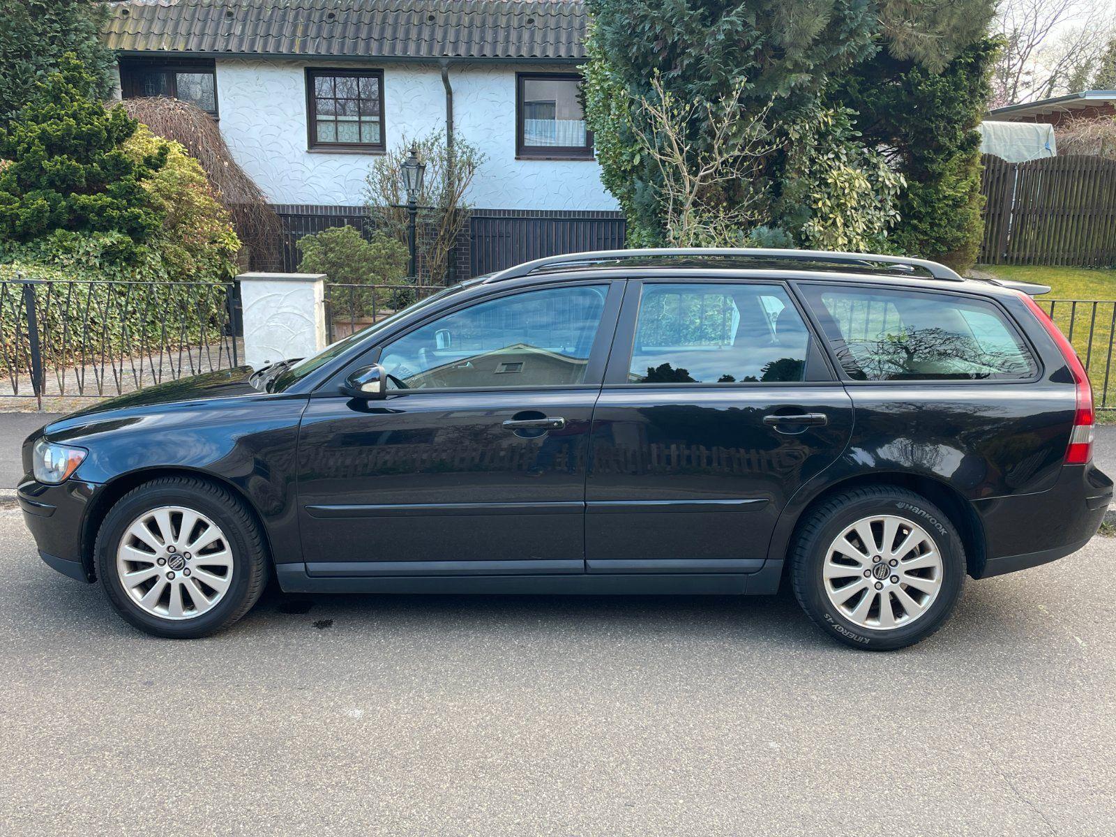 Volvo V50 2004 — rear view