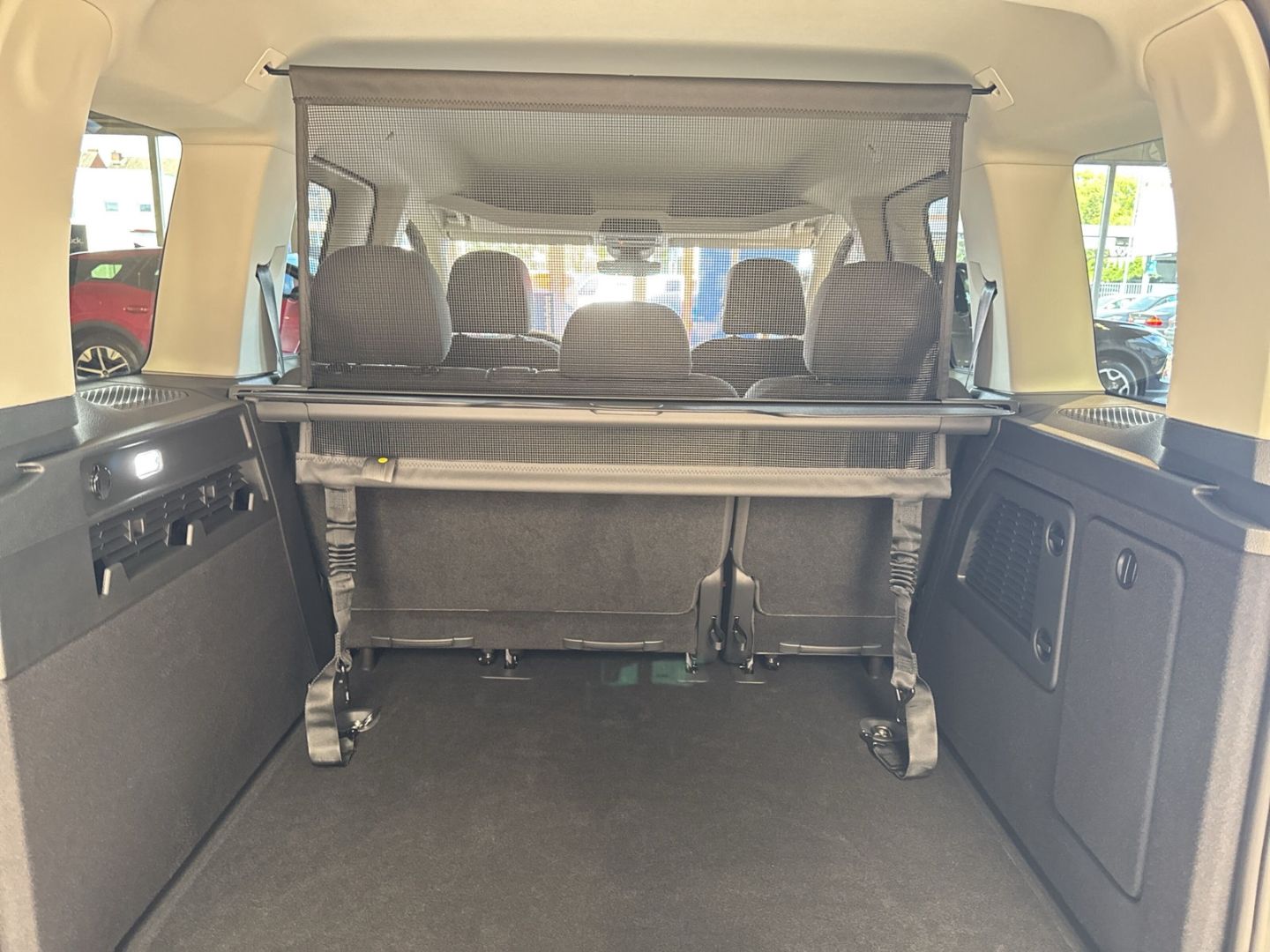 Fahrzeugabbildung Ford Tourneo Connect PHEV Titanium Digitales Cockpit