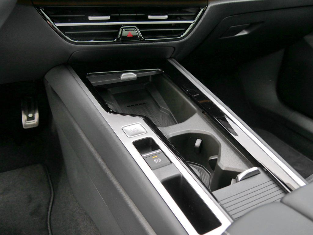 Fahrzeugabbildung Volkswagen Passat Variant R-Line 2.0  TDI DSG AHK Pano