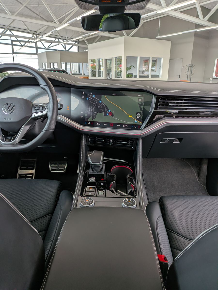 Fahrzeugabbildung Volkswagen Touareg 3.0TDI 4M R-Line VOLL Black 22" UPE 114T