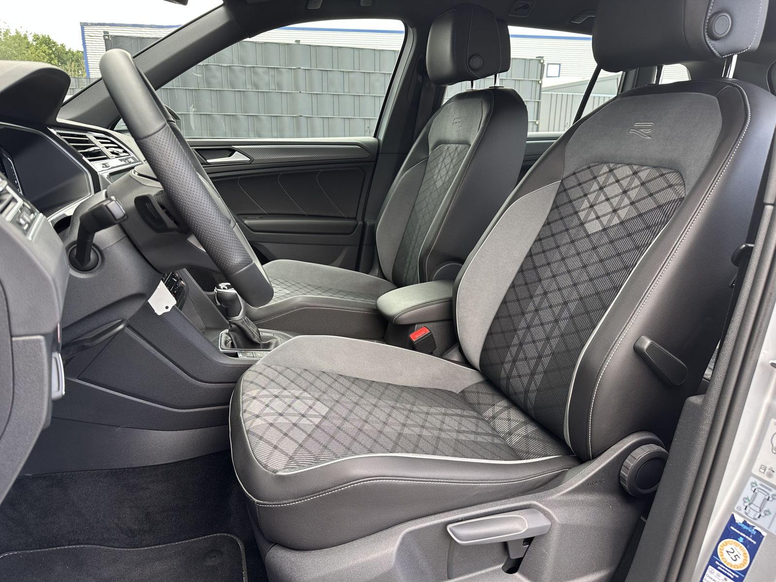 Fahrzeugabbildung Volkswagen Tiguan 1.4 TSI eHybrid R-Line NAV+MATRIX+360°+PP