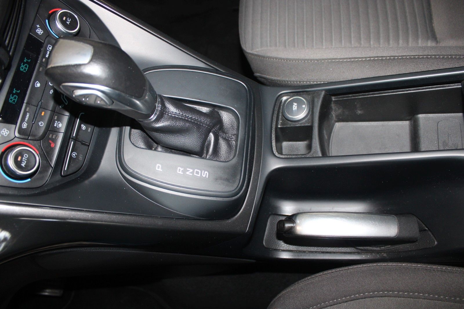 Fahrzeugabbildung Ford C-Max 1,5 Titanium Automatik NAVI AHK WinterPak