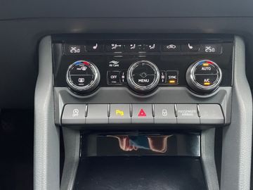 Skoda Karoq 1.0 TSI Drive *2XPDC*4XSHZ*AHK*LED* ALU