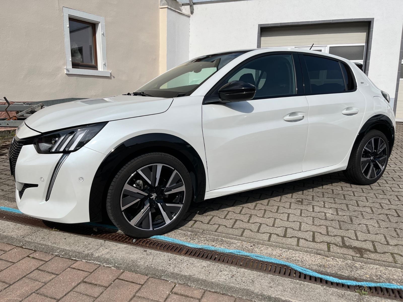 Peugeot 208 GT / 8900 KM / 1.Hand / Kamera / LED