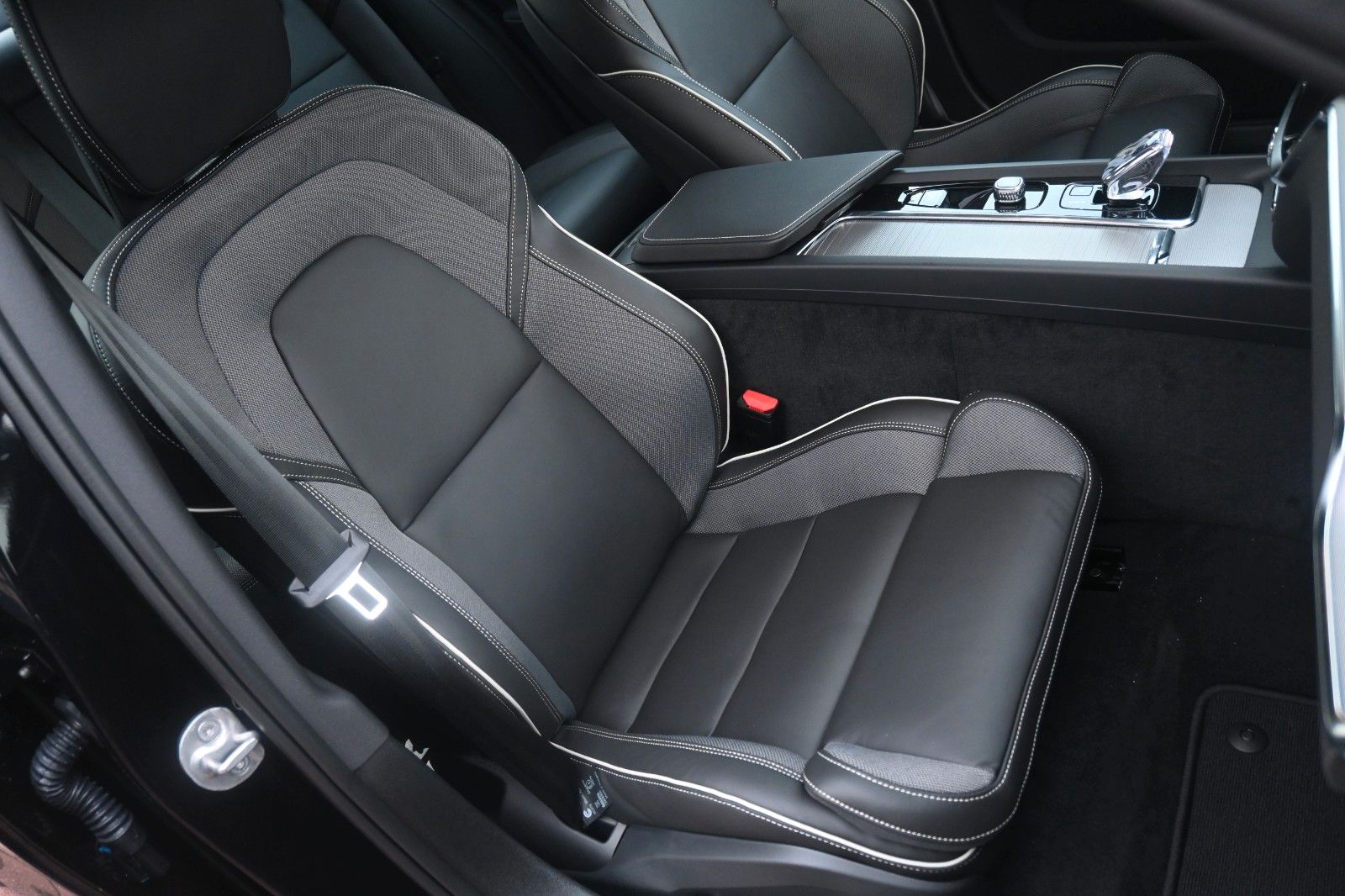 Fahrzeugabbildung Volvo S60 B4 B DSG Plus Dark*STHZG*360°*PANO*ACC*AHK