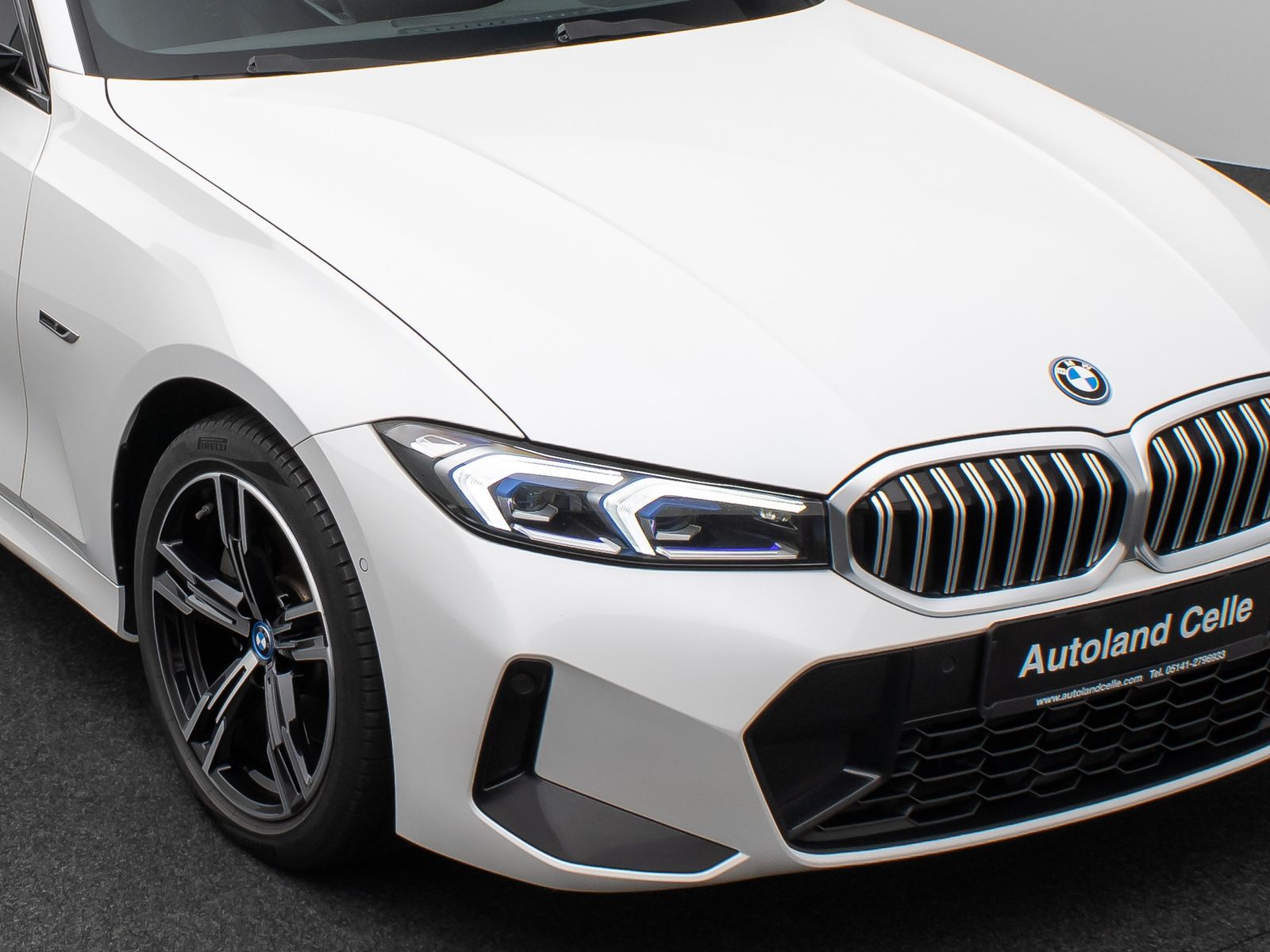 Fahrzeugabbildung BMW 330e M Sport Kamera DAB HUD Alarm Parkassistent