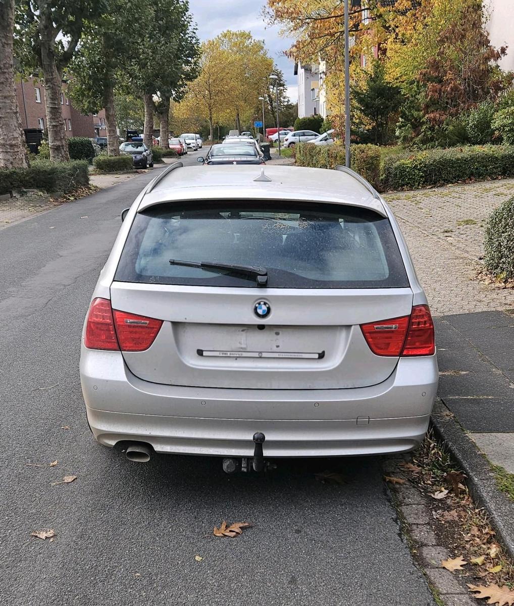BMW 318 2012 — interior