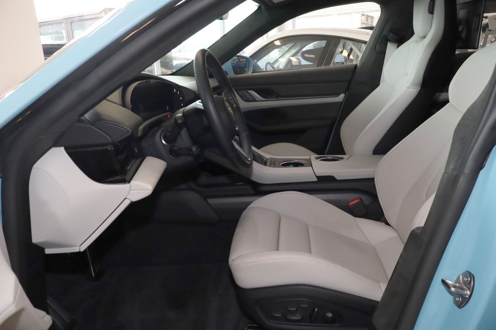 Fahrzeugabbildung Porsche Taycan GTS SportDesign/HeadUP/REAR-DVD/APPROVED