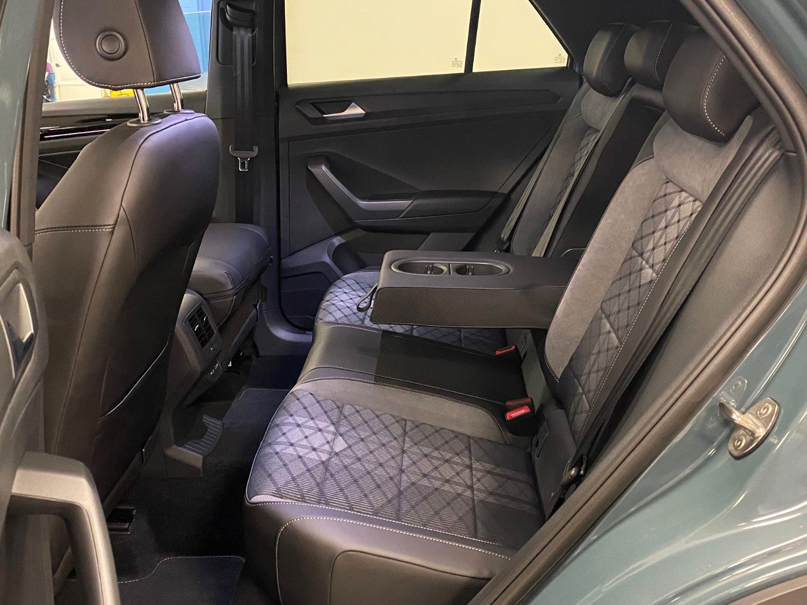 Fahrzeugabbildung Volkswagen T-Roc 1.5 TSI DSG R-Line+ACC+Garantie bis 2030++