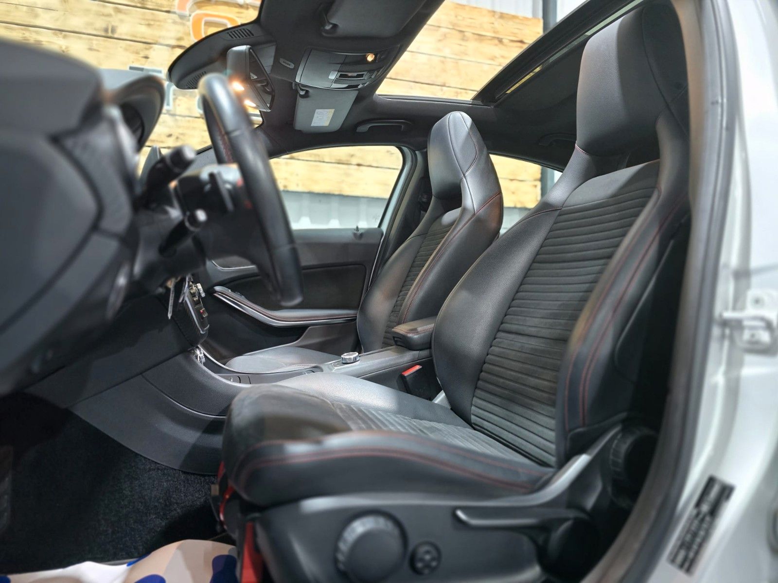 Fahrzeugabbildung Mercedes-Benz A250 AMG-Line/Panorama/Navi/8fach/TÜV-NEU