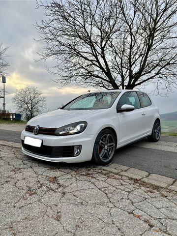 Volkswagen Golf 2.0 TSI GTI 