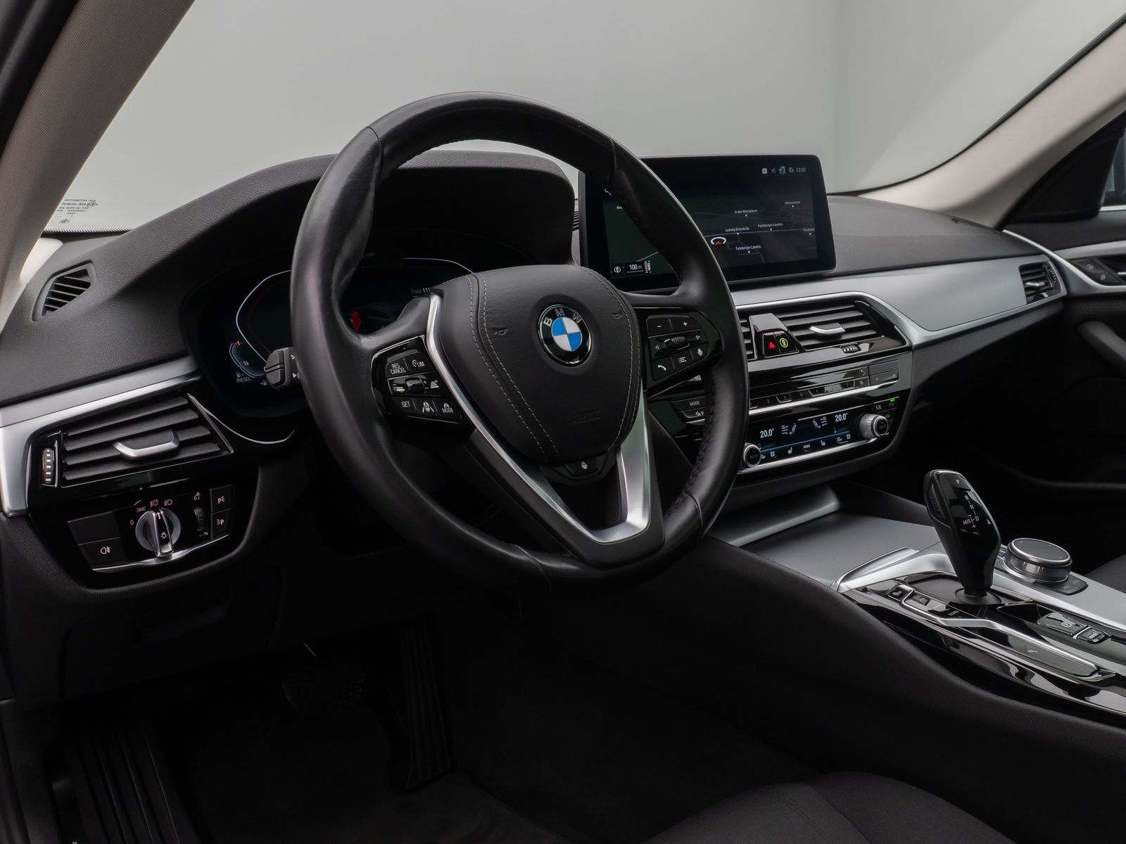 Fahrzeugabbildung BMW 520d xD Panorama Kamera DAB HiFi ACC 4xKlima