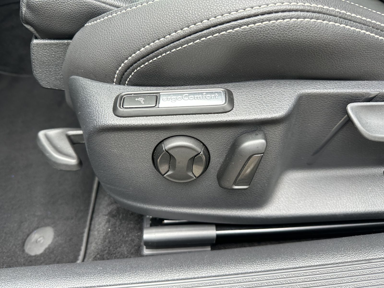Fahrzeugabbildung Volkswagen Passat Variant GTE NAV+LED+ACC+KAMERA+LEDER+17ZO