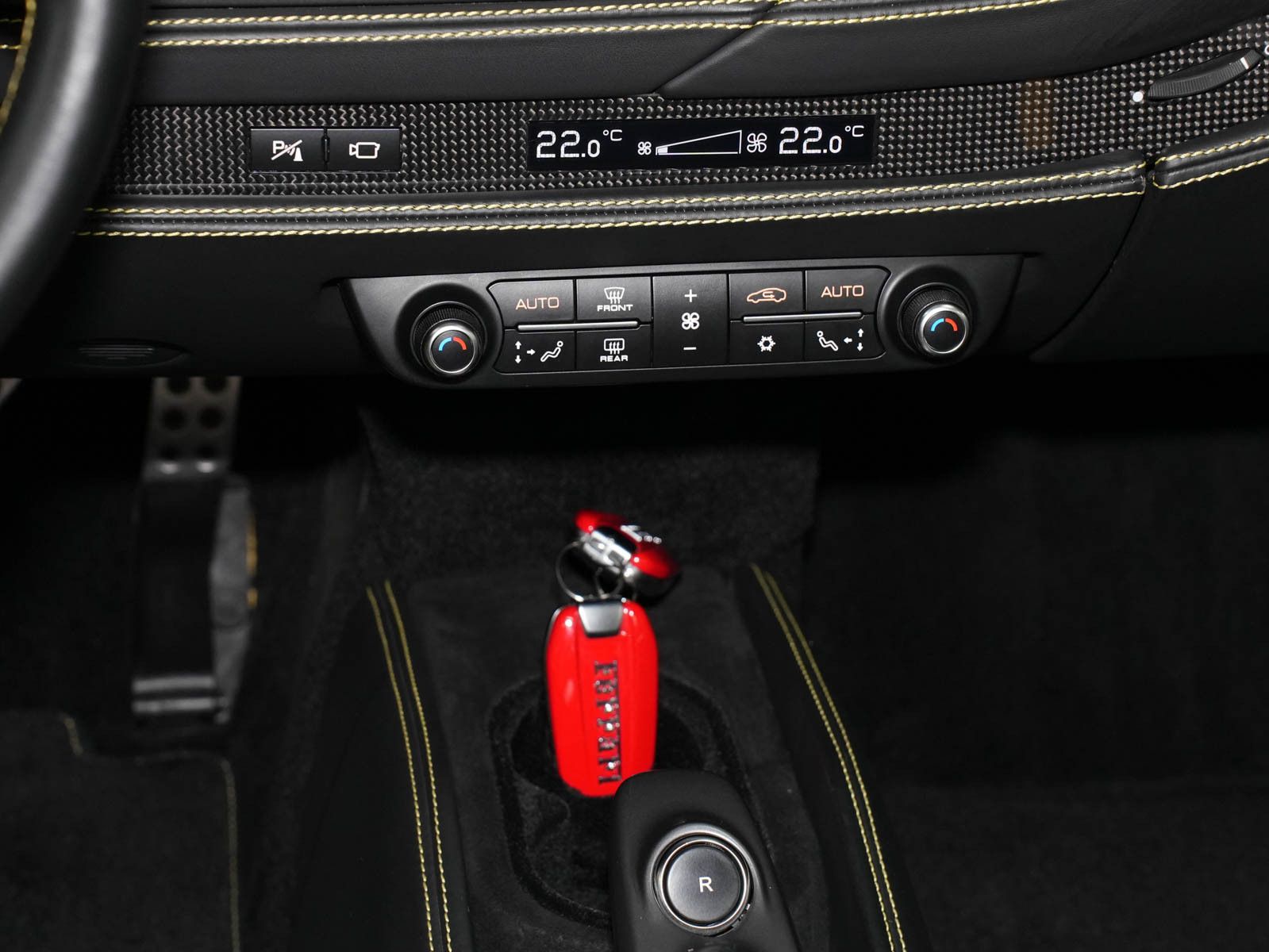 Fahrzeugabbildung Ferrari F8 Spider - Carbon! |Racing Sitze|JBL|BF-Display
