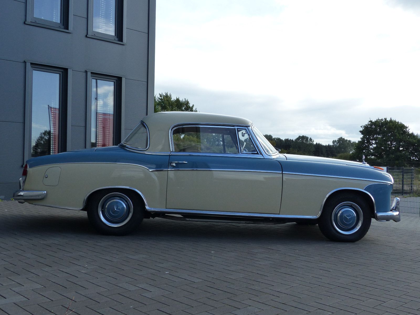 Fahrzeugabbildung Mercedes-Benz 220