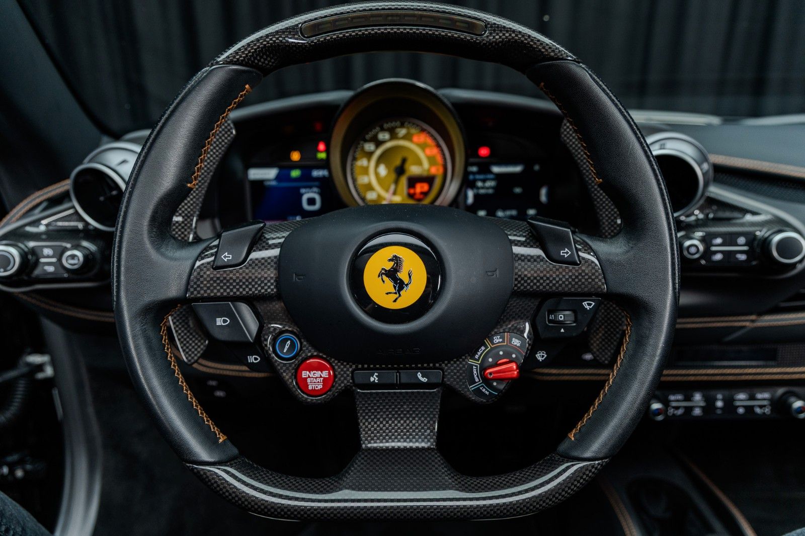 Fahrzeugabbildung Ferrari F8 Spider + Nero Daytona + Carbon + Lift + Garan