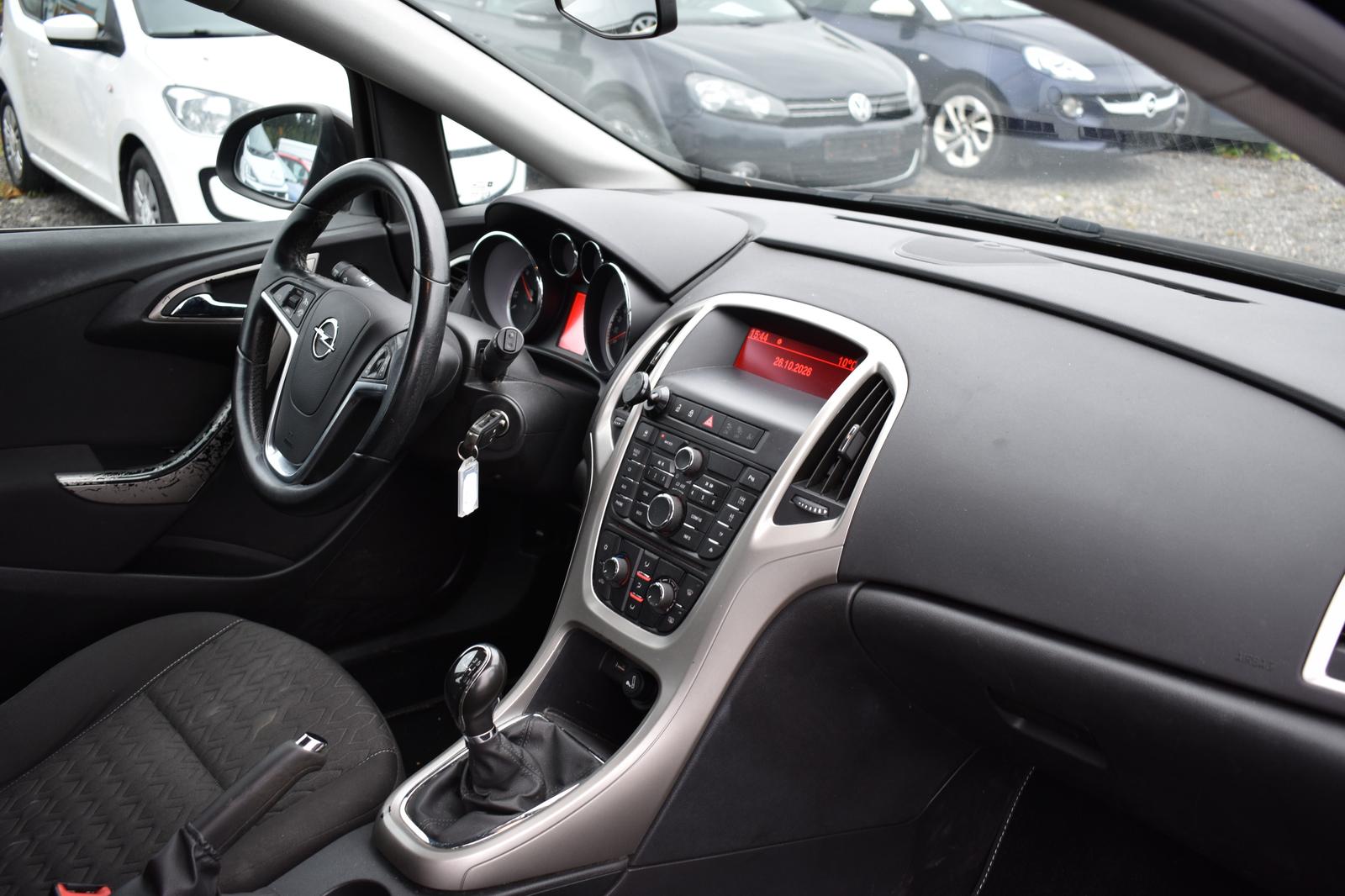 Opel Astra 2013 — фото 12