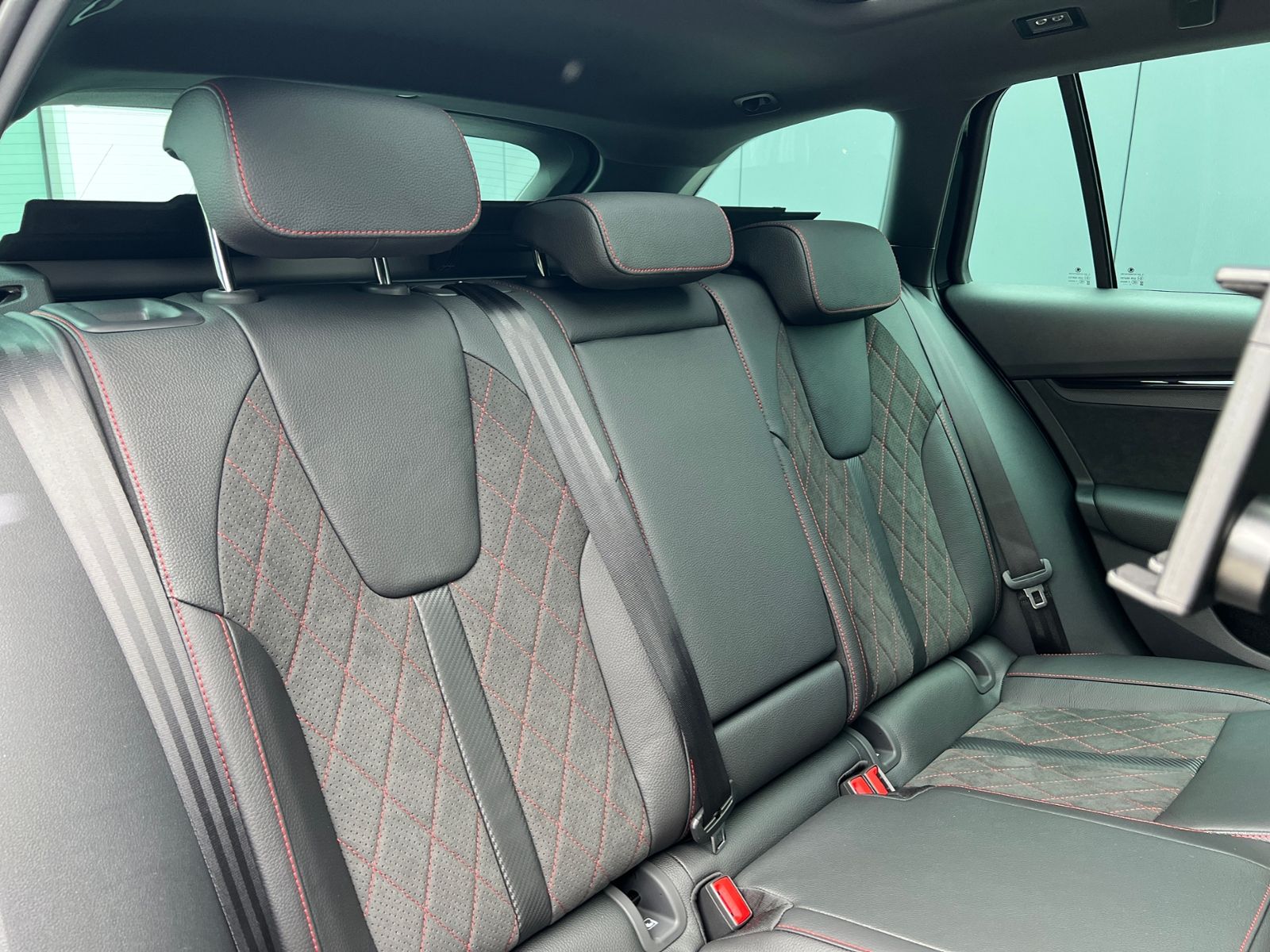 Fahrzeugabbildung SKODA Octavia Combi RS 2.0 TSI DSG *AHK,CANTON,Panoram