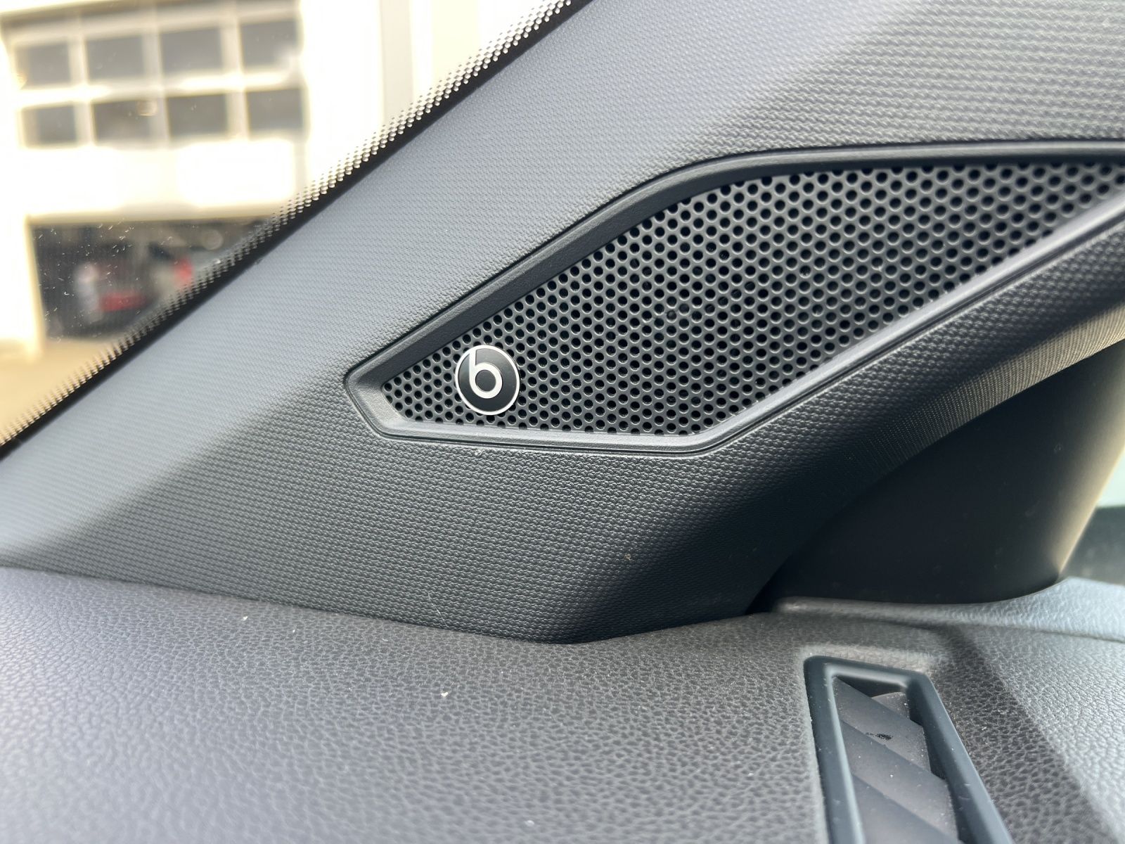 Fahrzeugabbildung Volkswagen Taigo R-Line TSI DSG IQ.Light ACC SHZ RearView N