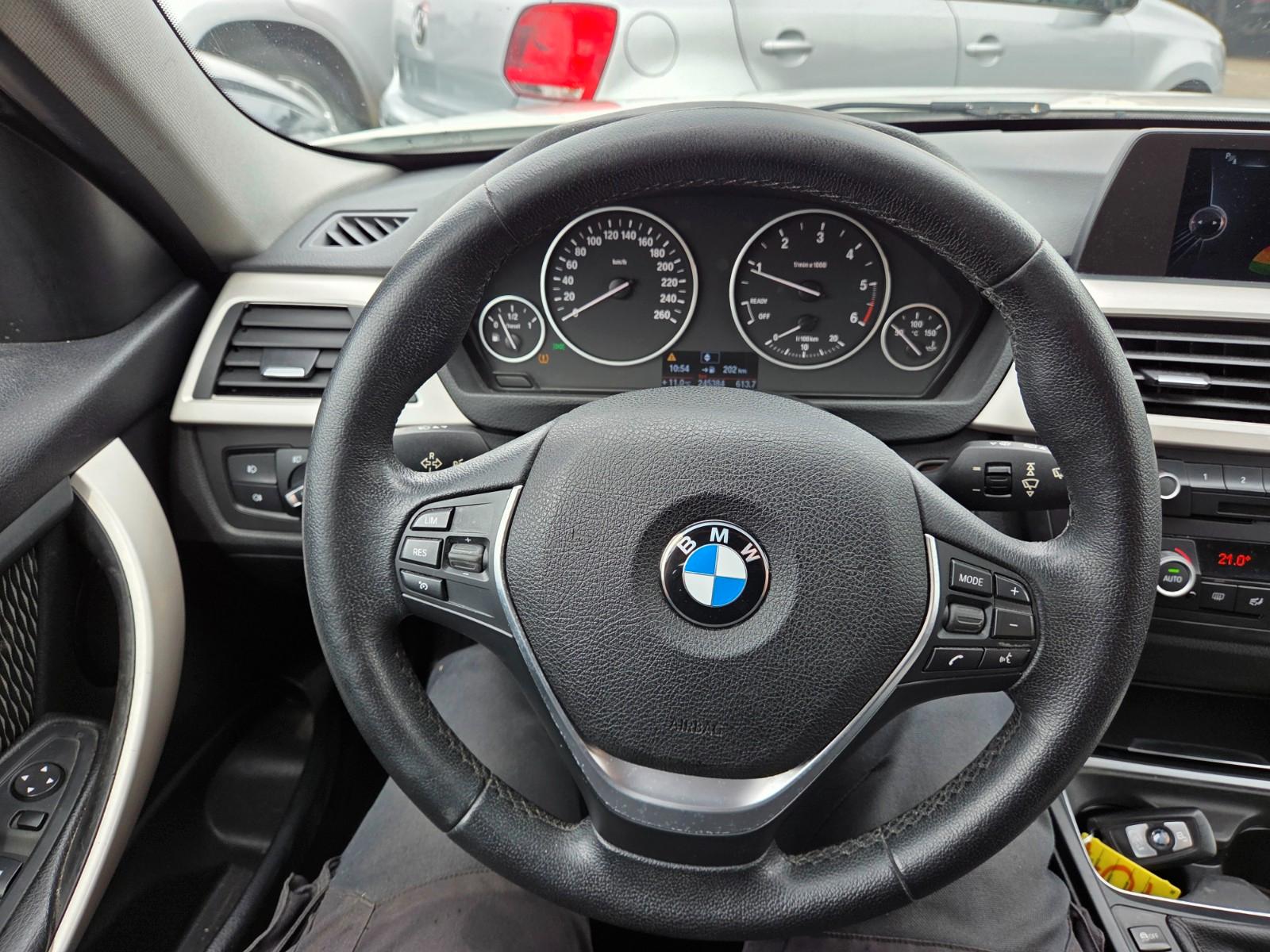 BMW 318 2014 — photo 14