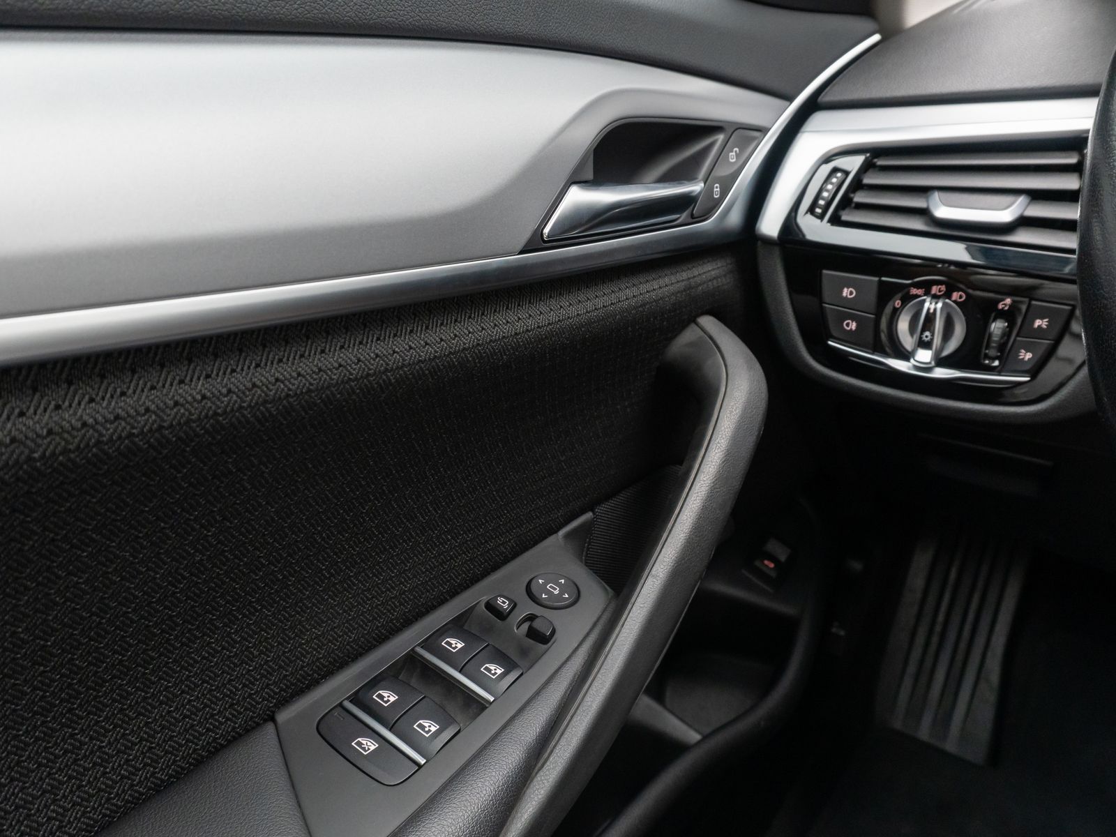 Fahrzeugabbildung BMW 520d Kamera DAB Stop&Go AHK Alarm Fernlichtassis