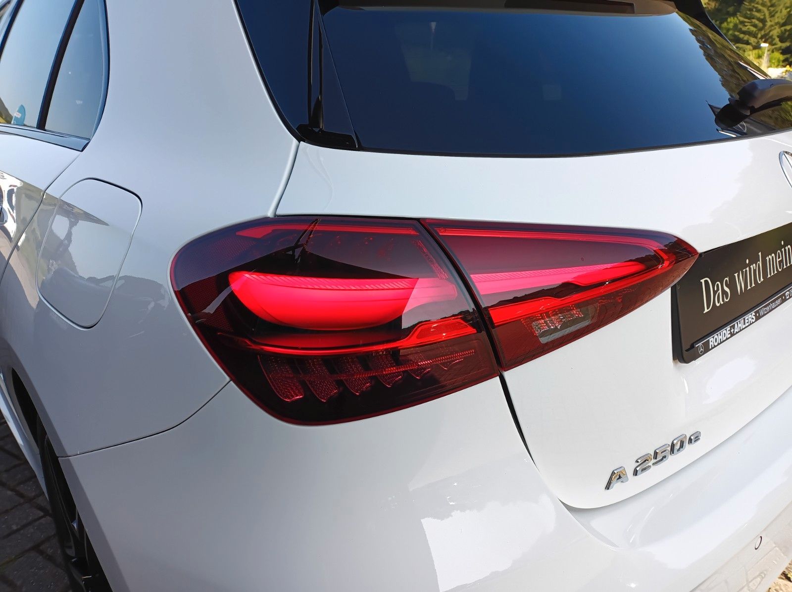Fahrzeugabbildung Mercedes-Benz A 250 e+AMG LINE+PANO+360*KAMERA+DISTRONIC+SH+++