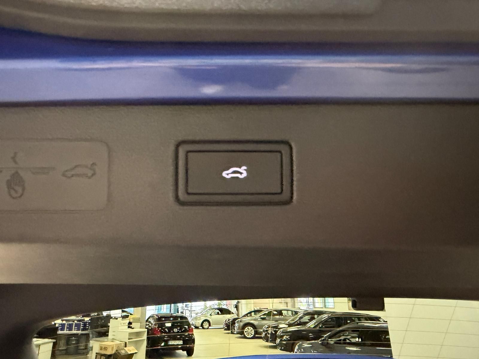 Fahrzeugabbildung Volkswagen T-Roc 1.5 eTSI DSG R-Line+AHK+ACC+TOTWINKEL+RFK+