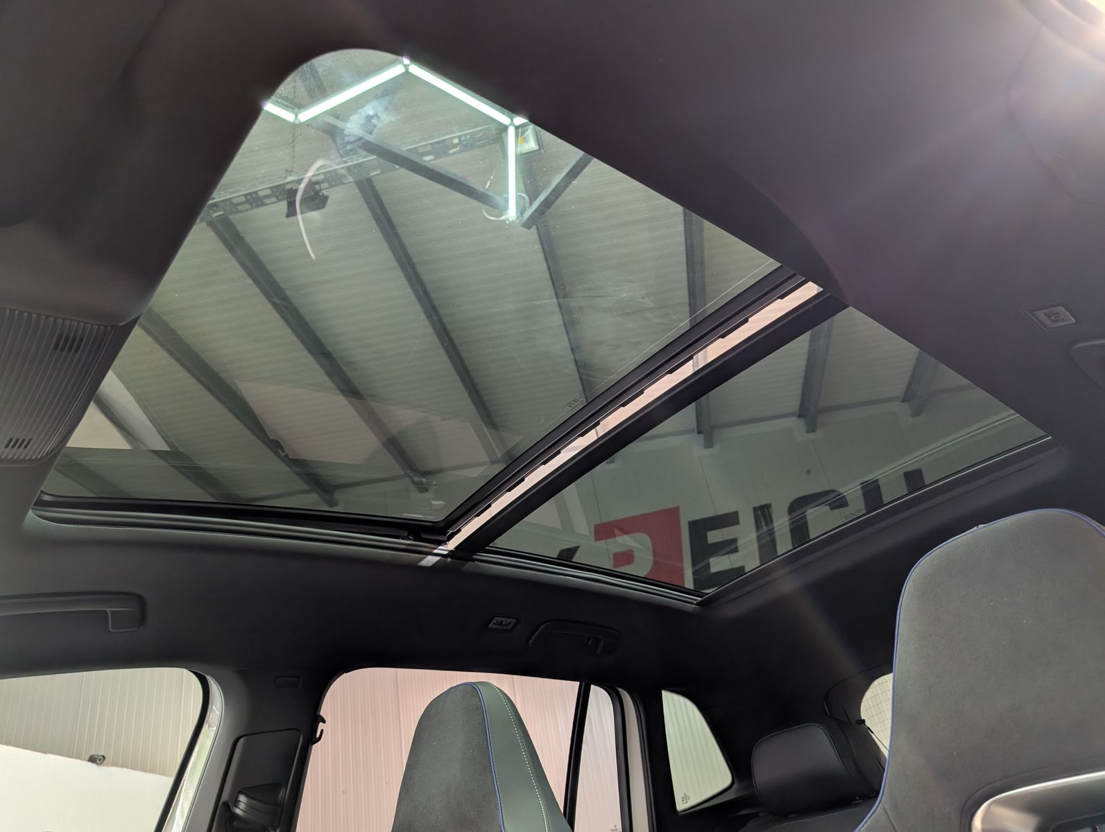 Fahrzeugabbildung Volkswagen Tiguan 2.0TDI R-Line 4M Pano Black AHK Matrix 20