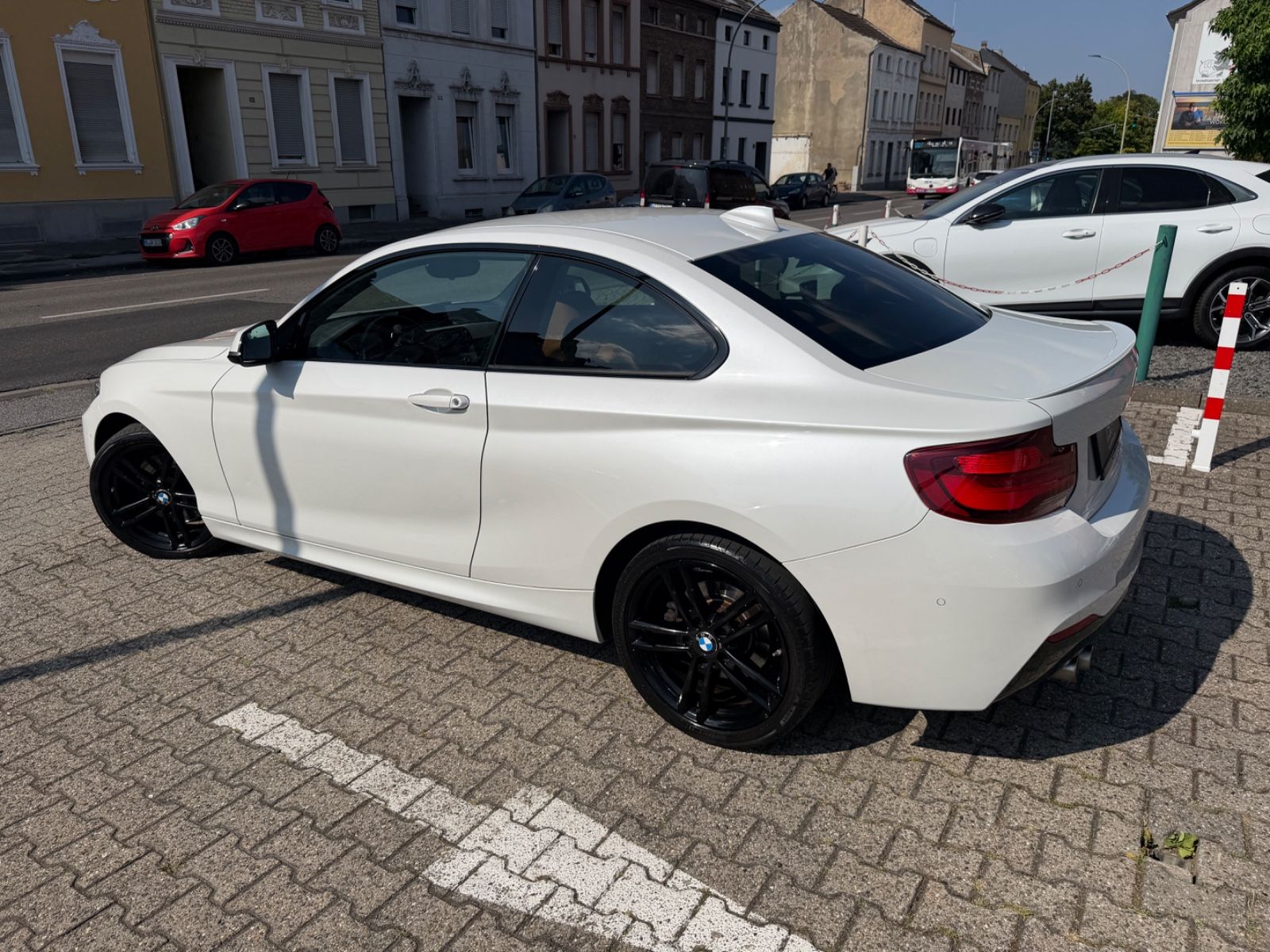 Fahrzeugabbildung BMW 230i Coupe M SPORT AUTOMATIK LED LEDER CAR PLAY