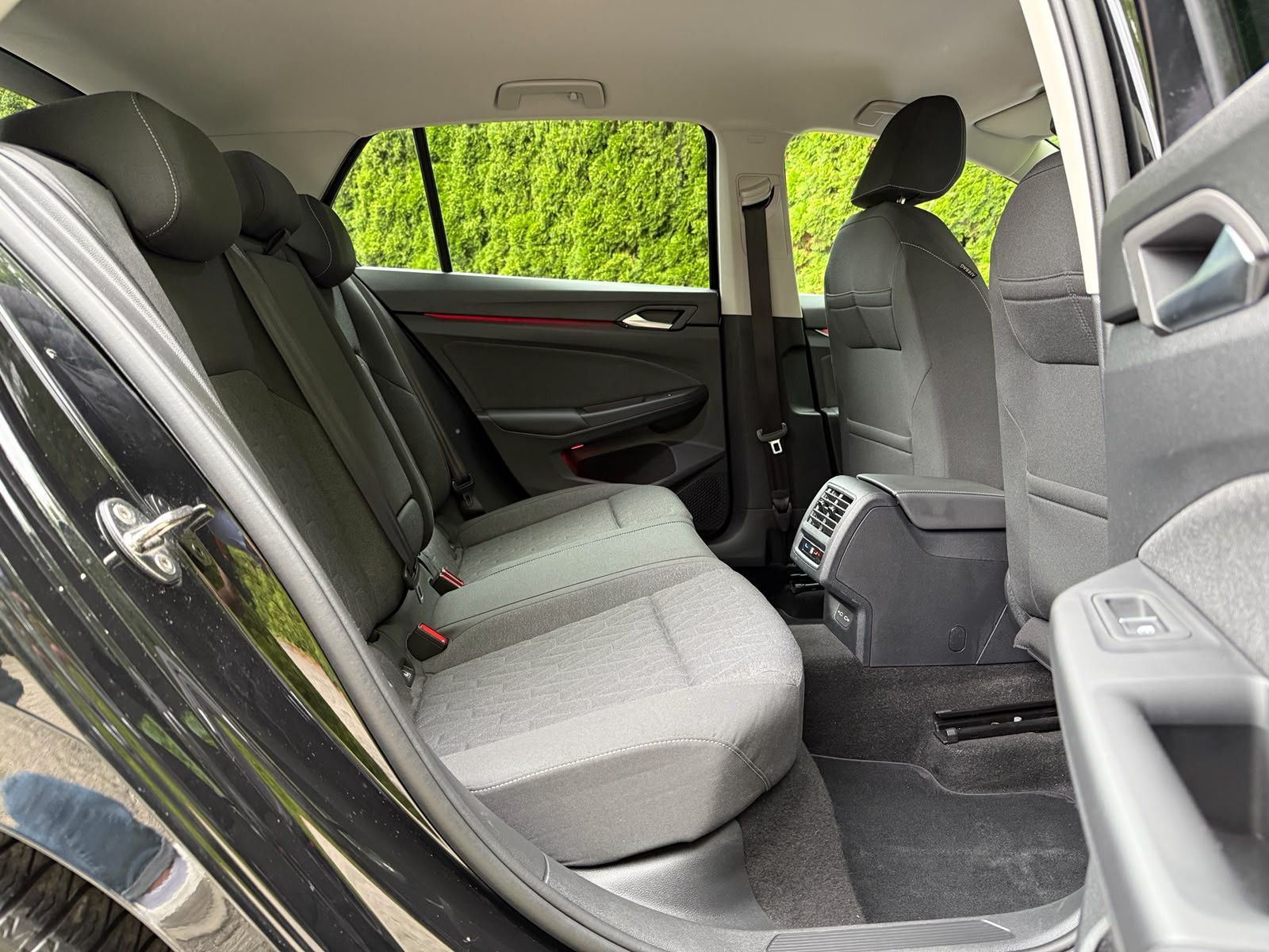 Fahrzeugabbildung Volkswagen Golf 2.0 TDI DSG LIFE LED+KAM+ACC+SHZ+CARPL+AMBI