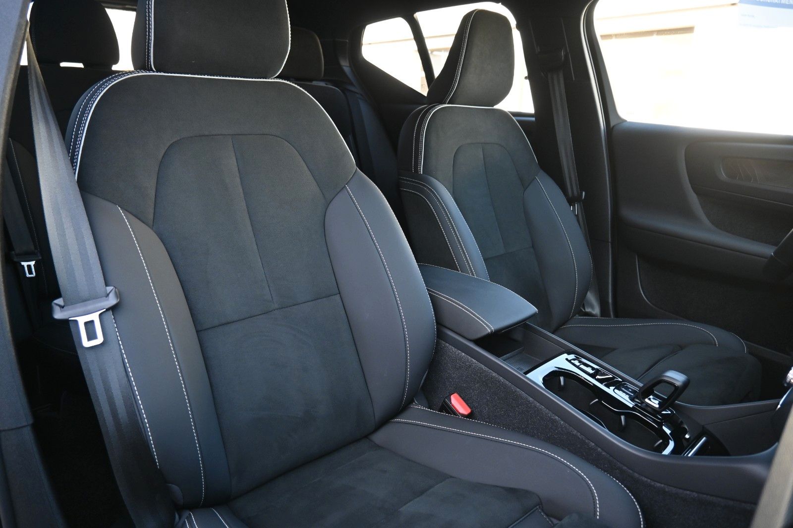 Fahrzeugabbildung Volvo XC40 T4 Recharge Plus Dark*LED*STHZ*CAM*AHK