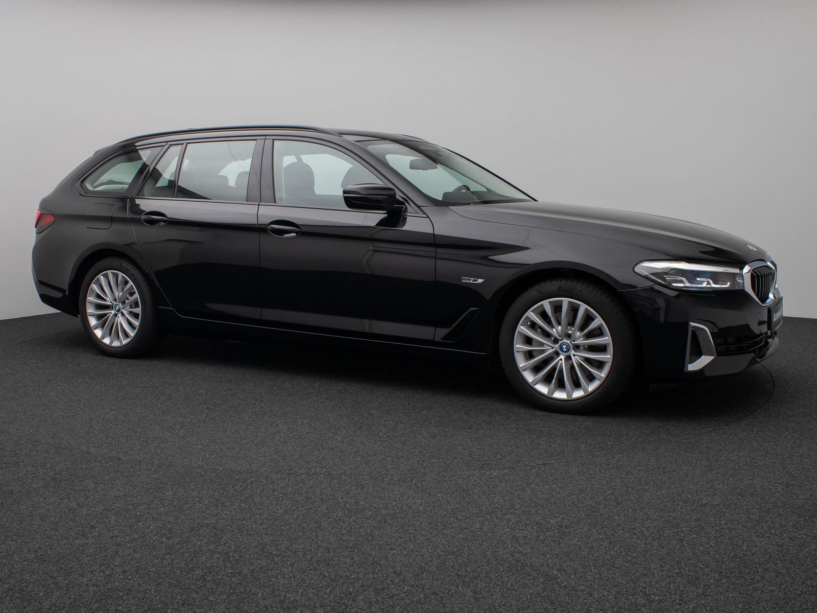 Fahrzeugabbildung BMW 530e Luxury Line Panorama Kamera HUD DAB 4xKlima