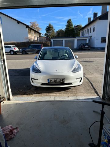 Tesla Model 3 Allradantrieb mit Dualmotor Performa...