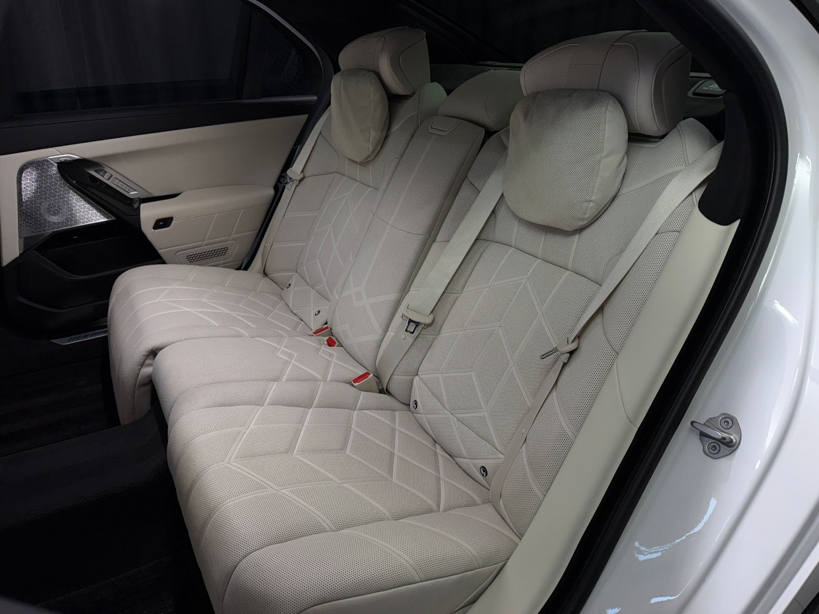 Fahrzeugabbildung BMW M760 e xDrive M-SPORT|TV|B&W|SKY-LOUNGE|MEGAVOLL