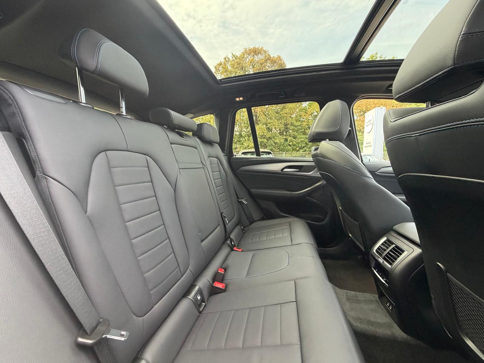 Fahrzeugabbildung BMW iX3  Inspir M Sport SHADOW+PANO+MEMO+360+ACC+AHK