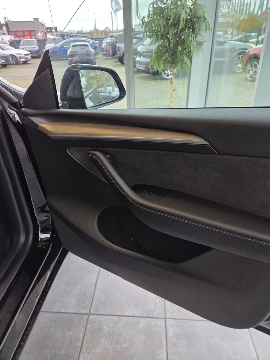 Fahrzeugabbildung Tesla Model Y Basis RWD